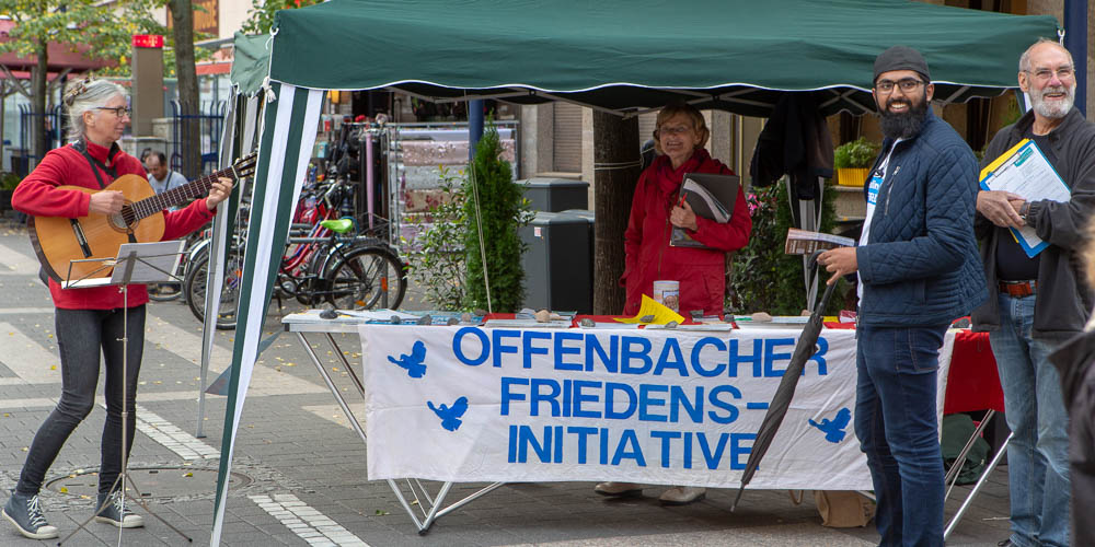 Infostand der Offenbacher Friedensinitiative Infostand der Offenbacher Friedensinitiative