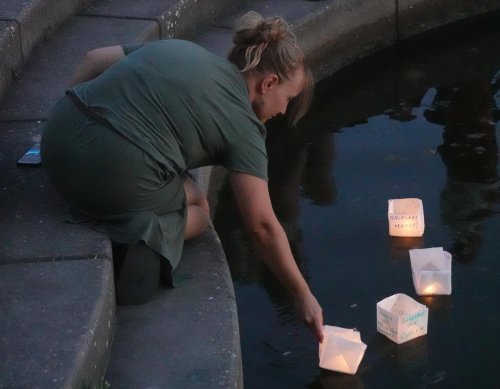 Lampion wird ins Wasser gesetzt