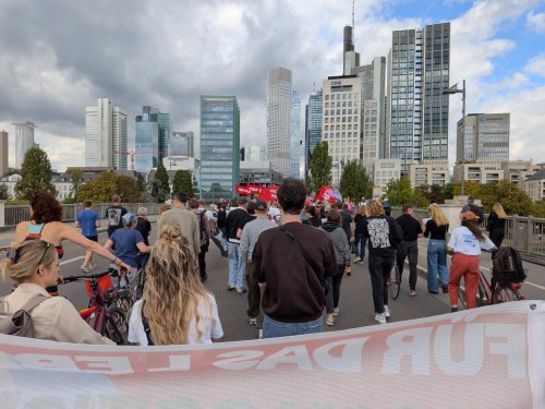 Protest vor Bankentürmen