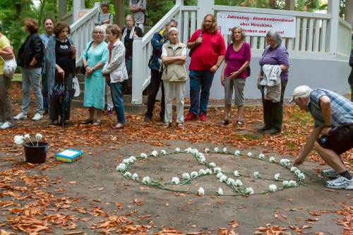 Teilnehmer erweitern das Peace-Symbol 3 Teilnehmer erweitern das Peace-Symbol 3