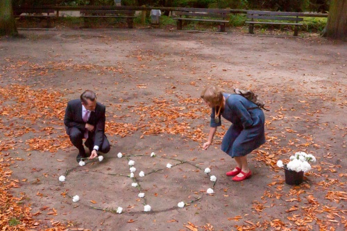 Dr. Felix Schwenke und Christa Fuehrer-Roessmann legen ein Peace-Symbol aus Nelken Dr. Felix Schwenke und Christa Fuehrer-Roessmann legen ein Peace-Symbol aus Nelken