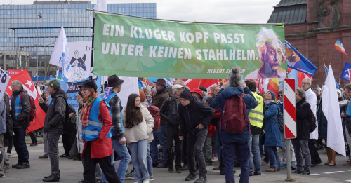 Ein kluger Kopf passt unter keinen Stahlhelm