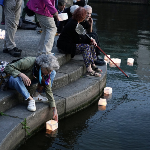 Lampion werden ins Wasser gelassen