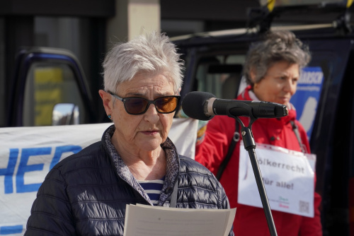 Emma Gros liest das Grußwort des OB